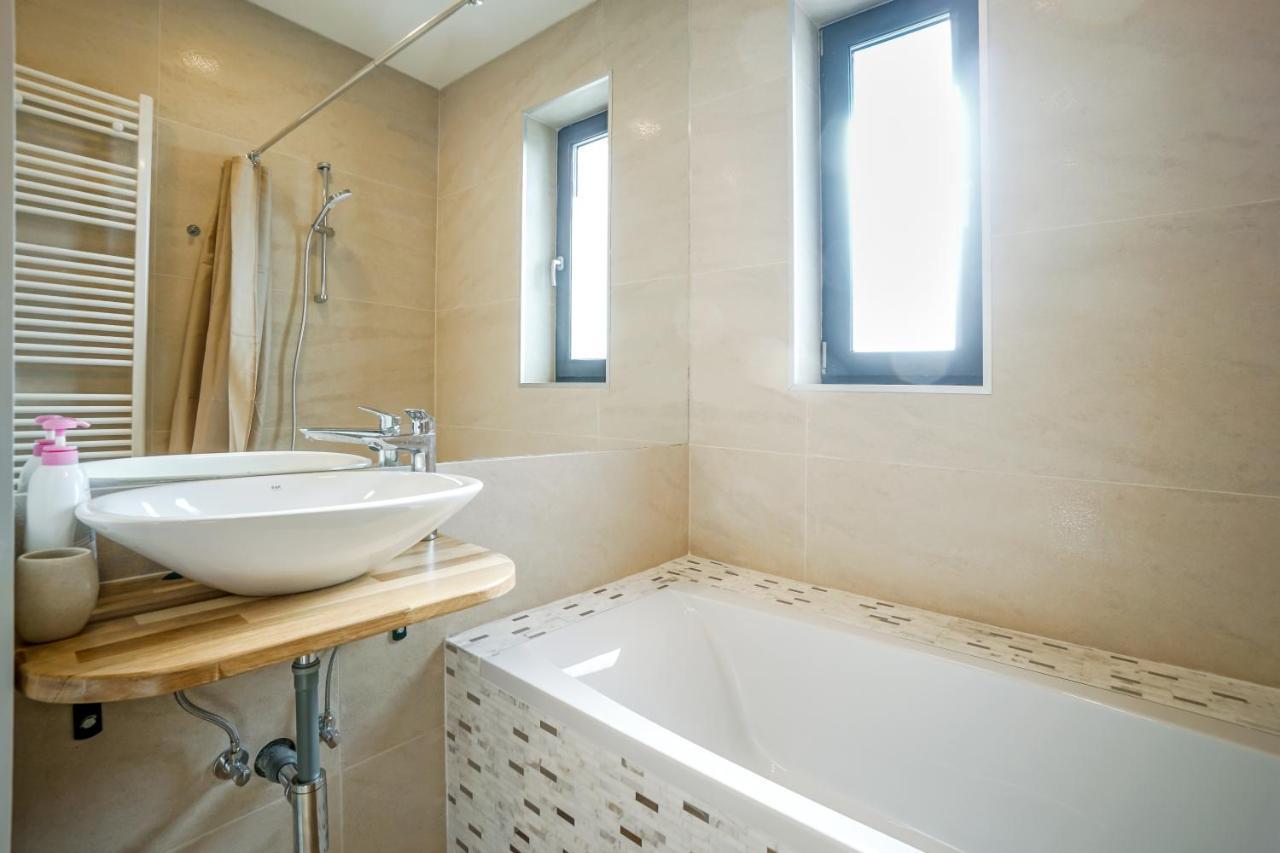 Bright Apartments Moments Away From Herastrau Park, Mall And Metro Bucureşti Ngoại thất bức ảnh